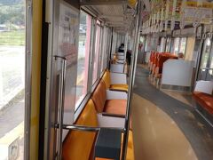 　伊賀市街地に行くために伊賀鉄道に乗車。伊賀鉄道とは三重県の伊賀上野（いがうえの）～伊賀神戸（いがかんべ）間（16.6km）を結んでいる三重県のローカル鉄道です。2019年2月22日（忍者の日）からは路線の愛称が「忍者線」になりました。（鉄道新聞参照）伊賀線全線が1日乗り放題となる伊賀鉄道一日フリー乗車券があります。
　列車の中に忍者のマネキンがあり、忍者の世界に来たかの感覚になりました。