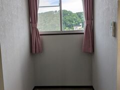 サンアバシリ　部屋の窓
寒い地方なので小さい窓なんでしょうね
でも、道脇でもこの窓のおかげで
道路の騒音は気にならなかったよ