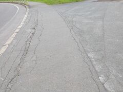 お蕎麦屋さんで地図とにらめっこして、
結局こちらまで来ることに
途中、看板の曲がり道を、見落としそうになった
曲がることを大々的にアピールしましょうよ

