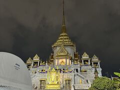 タノンヤオワラートへ行く途中、ワットトライミットに寄り道。