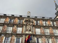 スペイン王家の紋章をズームで