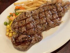 ダイビングは午前中で終了し、ランチは再びカントリーハウスへ。
ランチタイムサービスの170gのサーロインステーキ。
こちらも美味しかった。