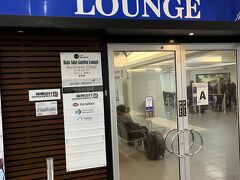 最終日は早朝からスコールの連続。
そんな中、タクシーの運転手が時間通りに迎えに来てくれました。
午前9時過ぎに到着し、あっという間に出国手続きを終え、プライオリティ・パスが使えるHafa Adai Gardenラウンジへ。