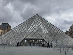 ルーブルピラミッドって何だろうと思ったら地下への入り口なんですね。