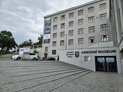 階段を通らないルートに誘導してくれたGoogle先生をちょっと見直しました

が、帰りは異常に早く丘を下れたんです！！！！！

Google先生、往路もこっちでよかったよね
階段上る必要全くなかったじゃん！！！
バス停も1つ先で下車でよかったよね

ヤン・ジシュカ騎馬像のある丘へはGoogleマップでヴィートコフを目的地に設定するのが正解です
もしくは写真に写っている軍事博物館でもOK

ヤン・ジシュカ騎馬像を目的地に設定すると見晴らしのいい地獄の階段と坂を上がることになるのでご注意を
