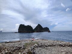 ということで次なる場所は、こちらの
堂ヶ島のトンボロ
～～のトンボロ、ってどういう意味なんだろ、って思ったのですが、それこそ小豆島（旅行記は、
こちら→https://4travel.jp/travelogue/11804185）とか子供のころよく行った鹿児島の知林ヶ島、みたいなああいう現象（潮の満ち引きにより、島に渡れる）ですね。
向こうに見えるのが象島（伝兵衛島）です。