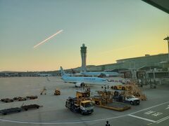 19:25
仁川国際空港に到着。
ソウルでトランジット。
夕焼けが綺麗。