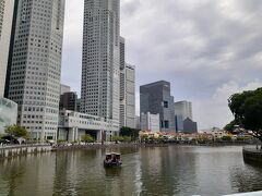 マーライオンがある公園まで、
シンガポール川の川沿いを歩く。
暑さはあるが、風が吹いて心地よい。
川沿いをランニングをしている人がちらほどいたが納得。