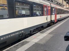 さて電車に乗る。
チューリッヒまでは電車で１時間ほど。

本当はチューリッヒ空港着にしたかったんだけど、飛行機代が高くて諦めた。
バーゼルは比較的安い航空券もあるし、便利で良い。