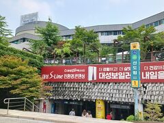 １号線のお隣の新道林駅からスタートです。

この後の弘大からスタートの予定をいきなり変更（笑）

駅の出口がつながる先は、どこも広い公園になっていて、いい雰囲気です。