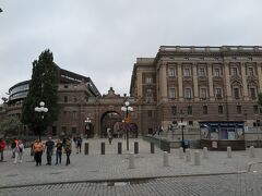 ノーベル博物館に寄ってお土産を買った後、
旧市街を歩きながらストックホルム中央駅に戻ります。
写真はスウェーデンの国会議事堂です。
