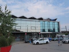 バスターミナルのすぐ隣にコシツェ駅があります。