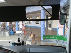 18:30ごろプレショフのバスターミナルに着きました。
多分この時点で30分遅れです。
ここで数人乗ってきました。