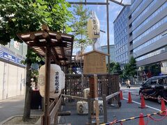 烏丸御池から、四条に向かって歩いて行きます。
まずは、鈴鹿山がありました。
御神木がのってて、かわいらしいです。