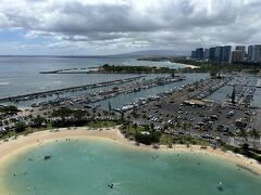 空港からは、JTB専用シャトルバスで、ヒルトンハワイアンビレッジへ。
ホテルに着いたのは、ちょうどアーリーチェックインの13時。カウンターが空いていたので、すぐにチェックインできました。
お部屋はレインボータワーのラグーンに面したお部屋で、覗き込むとラグーンに落ちていきそうな距離。
ラグーンでは、マリンアクティビティをやってる人たちがいっぱいいて、楽しそう！