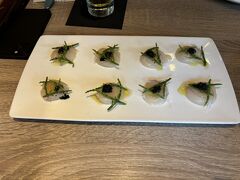 アランチーノディマーレ到着。
このお店は、テレビでバナナマンの設楽さんが紹介していたのと、知人が猛烈にオススメしていた所です。
写真は、設楽さんおすすめの、ホタテに黒とびこが乗った前菜。
あまりのおいしさに、奪い合うように食べましたw