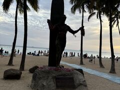 夕暮れのデュークカハナモク像