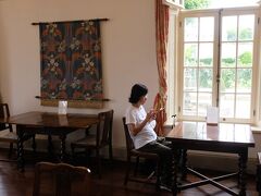 再び館内に戻りカフェへ。
カフェのみの利用だったら入館料は必要ありません。窓からはさっきまでいたバラ園が見えます。