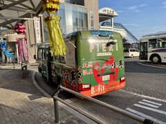 (お仕事タイムはすっ飛ばして一気に夕刻です)
今夜の宿泊先(琵琶湖マリオット)に向かって移動します。
先ずはJRで草津駅から守山駅へ、実は守山駅からマリオットホテルのシャトルバスに乗る予定だったのですが、お仕事のタイミングで間に合わず…
なので同じ守山駅から出ているピエリ守山行きのシャトルバスに乗り込みます。(ちゃんと保険をかけておきました。)
