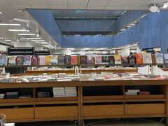 アカデミア書店の２Fにカフェアアルトがあります。




