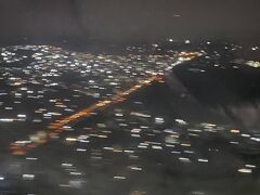 19時45分、そろそろアジスアベバに着陸です。
ほぼ30分程度遅れて20時前に到着。バス移動だったので、降りた場所で待っていたのですが来ない！いたのは、8人、私たちビジネス4人と同じバスだったユーラシアのビジネスの方2人と添乗員さん、そして最後にやってきたエコノミーの男性1人。その方は一人だけ他のエコノミーの方とは違うバスに乗ったそうです。
いくら待っても来ないのでユーラシアの添乗員さんが空港の係員に聞いて違う場所にバスが着くこともあるから、見てきます～いません～もう一度見てきます、とやっているうちに小一時間過ぎて21時になったので、もう行きましょう、ということになり、乗り継ぎのセキュリティチェックを受けました。
そしてエスカレーターを登ったら私たちの添乗員さんが上にいました。自分たちのバスが着いたら私たちがいなかったので、少し待って先に行ったそうです。えーーー。ユーラシアの添乗員さんみたいに、別の到着場所があるとは思わなかったようです。ユーラシアの添乗員さんが、「あちらが先に行くなんて考えられない」とボソッとつぶやいていました。