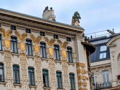 メダイヨンハウス。

白地に金色の上品なマンション。

屋上には叫ぶ人。何を叫んでいるのでしょう？

金色のメダルは模様が一つずつ違っているのが見えるでしょうか。
コロマン・モーザー作。