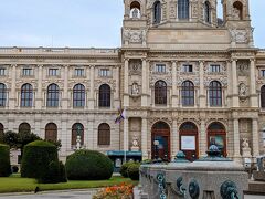 美術史美術館

皇帝フランツ・ヨーゼフ1世が、大都市計画とともに、
膨大なコレクションの展示のために建設した
オーストリア最大の美術館。

全体の設計は19世紀のドイツの建築家　ゼンパー。
ドレスデンのゼンパー・オーパーも設計した方です。

内装はウィーンの建築家　ハーゼナウワー。
