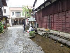 　新町通りから細い道に入ると「やなか水のこみち」