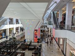 お昼ごはんのためにフードコートへ。
