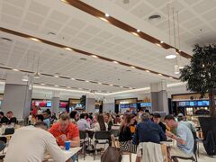 ショッピングモールへ戻り、夕食。フードコートに行きました。