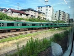 川越駅付近。
この電車の5分以上前に池袋を出た埼京線快速川越行に追いついた。