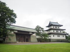 天守と本丸御門
本丸御門は、江戸末期から福山城に残る唯一の建築遺構で、国の重要文化財に指定されてます