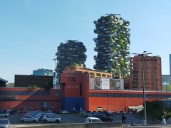 ▽ガリバルディ駅 Garibaldi FS

なんだかんだと毎日、ガリバルディ駅近辺にきている。
垂直の森を目にするのも三度目になる。
