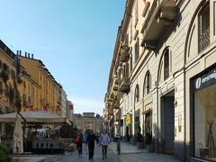 ○コルソコモ通り Corso Como

コルソコモに来た目的はイータリーとディエチ・コルソコモ
2店舗以外にもコルソコモ通りもおしゃれなショップが目白押しときいていたが、10時20分だと開店前のよう。

イータリーは8時30分から開店しているので先にそっちに行くことにする。