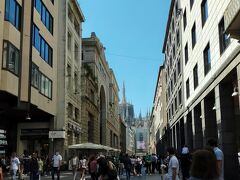 ○ヴィットリオ・エマヌエーレ2世大通り Corso Vittorio Emanuele II

マティアスを出て1分程歩いたら、一際賑やかな大通りに突き当った。
ヴィットリオ・エマヌエーレ2世大通りと仰々しい名前の通り。

前方にドウモーが見えていて、道幅も広い上に歩行者天国になっている。大道芸人もいて、決して名前負けしていない。