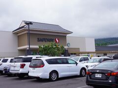 レンタカーを借りた後は、
数日間分の食べ物を調達しに
いつものセーフフェイと思い、
嫁さんにナビしてもらいましたが、
いつもと違う気が。
自分の記憶で店に向かうと、店がない。
昨年行ったときから、移転していたようです。