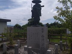 　桃を目指して歩いていると、西行法師の像。
　西行法師は武勇優れる武士だったが、出家し西行と名乗る。源頼朝に弓馬兵法を伝える。歌人としても優れた和歌を残しました、
