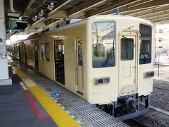 越生線は階段渡った隣のホーム。
復刻塗装の8000形4連が停まっていた。
全区間で都市型ワンマン運転。
単線ながら朝の通学時間帯は上下とも12分間隔。