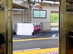 通学客で混んでいたが、沿線に高校や大学が多い川角駅で多くの学生が下車していった。
