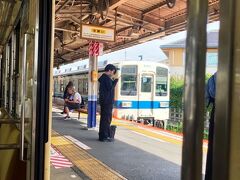 沿線に住宅の多い武州長瀬駅。一部区間に複線区間があるが、行き違いも数駅で行う。本数は多い。