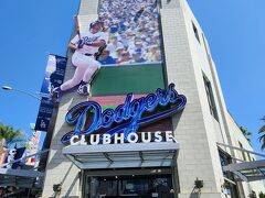 シャトルバス下車して、ユニバーサルスタジオハリウッドの入り口までの間に
Dodgers Clubhouse他、たくさんのお店がありました。