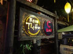 初日の夕食は、ホテルからぶらぶら歩いてNgon Thi Hoaへ。