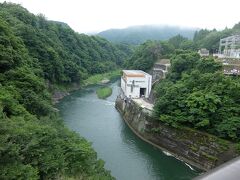 下流側。
白い建物が発電所でこの後見学できます。