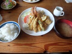 ダムカレーは売り切れでした。
代わりにミックスフライ定食。メニュー写真よりエビやワカサギの本数が多い気がしました。1450円也。
無難においしいお店でしたね。おなか一杯になりましたし良かった。