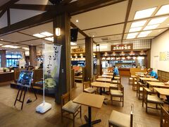 入って右はフードコートです。