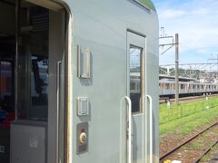 峠を越えて列車は小川町駅に到着。
東武東上線池袋方面への実質的な終着駅でもある。
東武の駅の方が大きく、八高線は1面2線の構造。
ここで9分間停車、この駅で停車時間を多めにとる列車が多い。