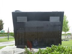 八甲田丸の前には、石川さゆりの津軽海峡冬景色歌謡碑があります。
ボタンを押すと津軽海峡冬景色がフルで流れます。
米子駅前にもC57の車輪の前に鉄道唱歌やいい日旅立ちなどが流れるものがあります。
石川さゆりがサントリーBOSSのCMで「青函連絡船がよかったわ」と言っているCMがありましたが、青函連絡船もいいのではと感じますね。