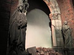 資料館の中に、あの浦上教会の被曝の跡のレプリカがあり圧倒されます。
この日は、修学旅行の生徒のツアーで溢れかえっていたので、あまり写真は撮れませんでした。それでも原爆の悲惨さが至るところで伝わってきました。