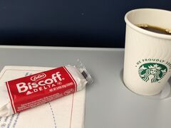 デルタ航空のコーヒーはスターバックスのようです。
ソルトレイクシティまでの1時間強のフライトでもこのサービスが出てびっくり。
お菓子は甘い系としょっぱい系が選べます。