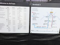 サンフランシスコ空港に着きました。
ダウンタウンへ行く列車BARTに乗ります。
空港敷地は広いので、エアトレインという無料の移動システムを使ってBARTの駅へ。
この青いラインの路線に乗りました。